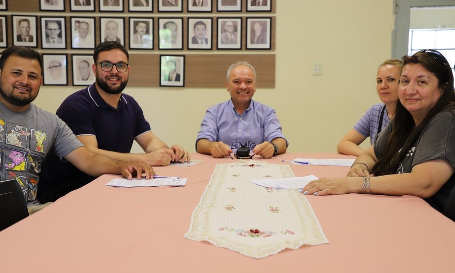 El intendente Elvio Cotterli junto a emprendedores locales durante la entrega de créditos del Banco Solidario Municipal en Laguna Paiva.