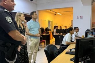 Autoridades provinciales supervisan desde el sistema de cámaras del 911 de la ciudad de Santa Fe los operativos de seguridad de Año Nuevo, encabezados por Virginia Coudannes junto a jefes policiales y funcionarios del área.