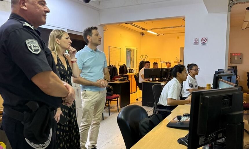 Autoridades provinciales supervisan desde el sistema de cámaras del 911 de la ciudad de Santa Fe los operativos de seguridad de Año Nuevo, encabezados por Virginia Coudannes junto a jefes policiales y funcionarios del área.