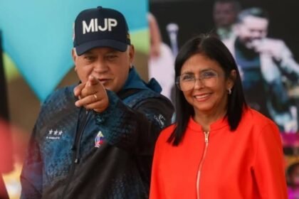 Delcy Rodríguez y Diosdado Cabello, dos de las principales figuras del chavismo, durante una actividad oficial en Venezuela.