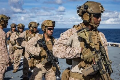 Miembros de las fuerzas estadounidenses durante ejercicios y operaciones estratégicas.