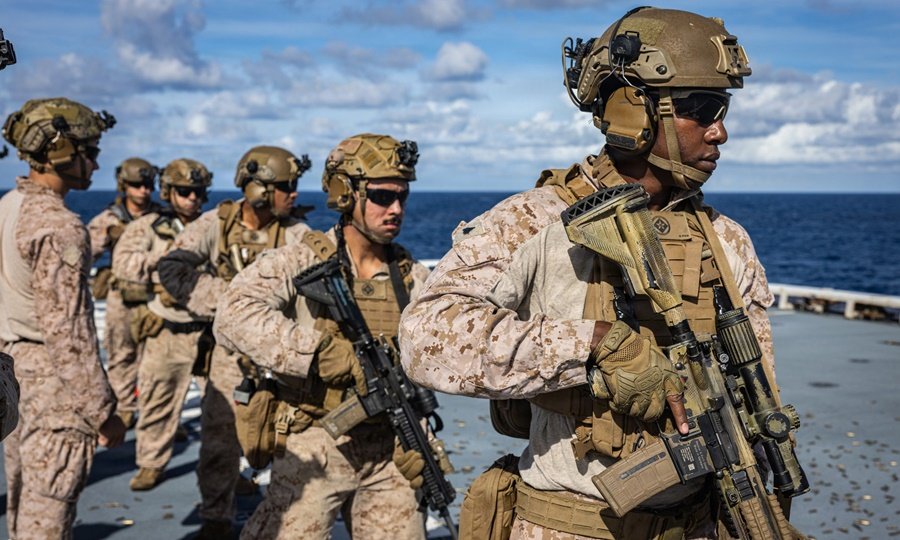 Miembros de las fuerzas estadounidenses durante ejercicios y operaciones estratégicas.