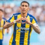 Ángel Di María celebra su gol con la camiseta de Rosario Central.