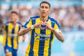 Ángel Di María celebra su gol con la camiseta de Rosario Central.