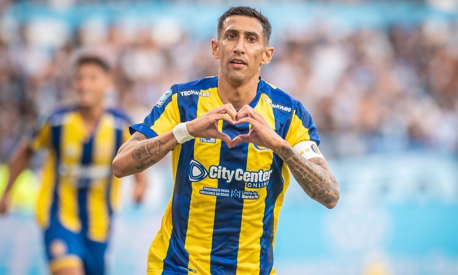 Ángel Di María celebra su gol con la camiseta de Rosario Central.