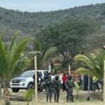 Escena del macabro hallazgo en una playa de Puerto López, Manabí, donde la Policía de Ecuador encontró cinco cabezas humanas colgadas junto a un mensaje intimidante.