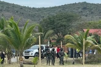 Escena del macabro hallazgo en una playa de Puerto López, Manabí, donde la Policía de Ecuador encontró cinco cabezas humanas colgadas junto a un mensaje intimidante.
