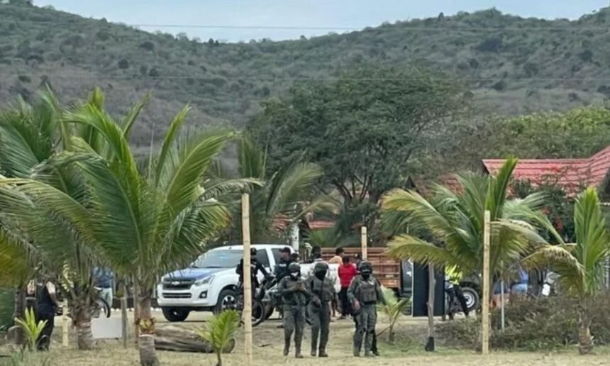 Escena del macabro hallazgo en una playa de Puerto López, Manabí, donde la Policía de Ecuador encontró cinco cabezas humanas colgadas junto a un mensaje intimidante.