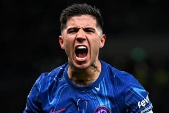 Enzo Fernández en acción vistiendo la camiseta del Chelsea, en el fútbol europeo.