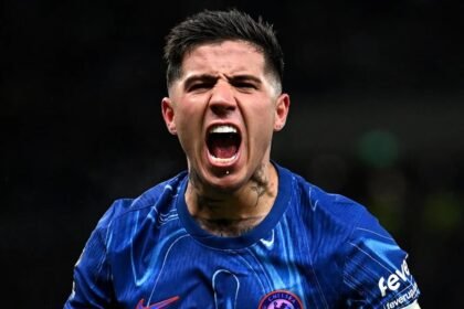 Enzo Fernández en acción vistiendo la camiseta del Chelsea, en el fútbol europeo.