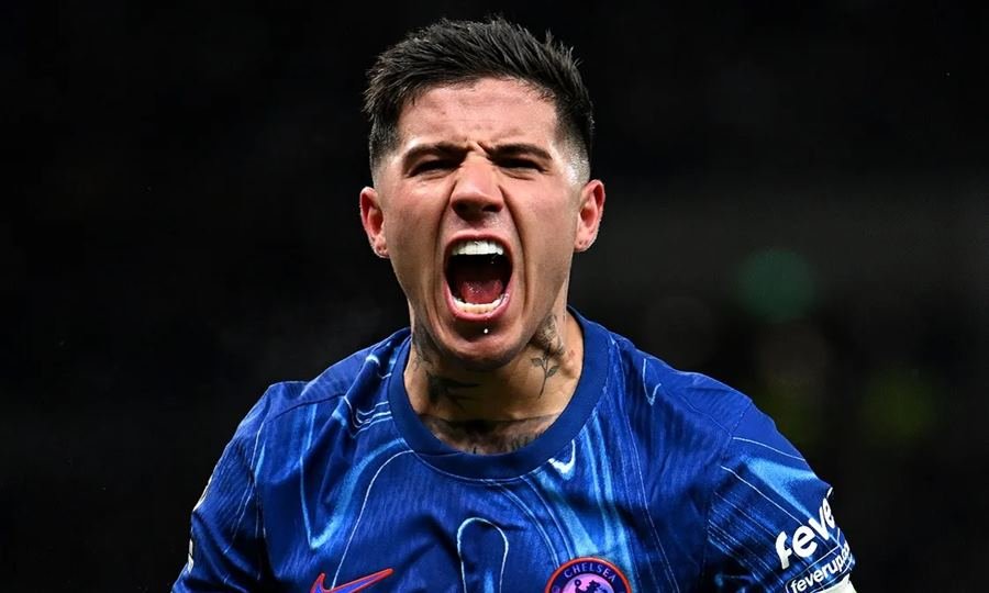 Enzo Fernández en acción vistiendo la camiseta del Chelsea, en el fútbol europeo.