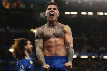 Enzo Fernández celebra su gol tras una definición precisa, en una imagen que refleja su protagonismo con la camiseta de Chelsea.