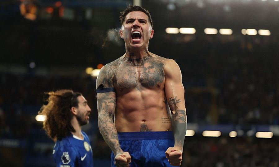 Enzo Fernández celebra su gol tras una definición precisa, en una imagen que refleja su protagonismo con la camiseta de Chelsea.