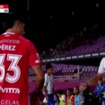 Enzo Pérez se retira del campo visiblemente molesto durante su debut con Argentinos Juniors, tras ser reemplazado por una molestia física en el duelo ante Midland por la Copa Argentina.