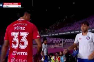 Enzo Pérez se retira del campo visiblemente molesto durante su debut con Argentinos Juniors, tras ser reemplazado por una molestia física en el duelo ante Midland por la Copa Argentina.