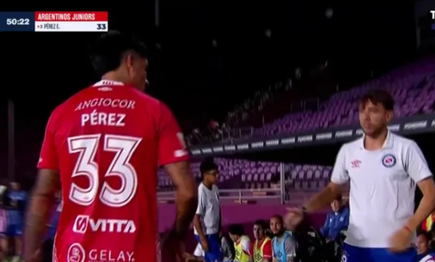 Enzo Pérez se retira del campo visiblemente molesto durante su debut con Argentinos Juniors, tras ser reemplazado por una molestia física en el duelo ante Midland por la Copa Argentina.