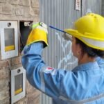 Un operario de la EPE realiza la verificación de un medidor eléctrico durante un operativo de control antifraude.
