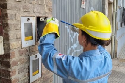 Un operario de la EPE realiza la verificación de un medidor eléctrico durante un operativo de control antifraude.