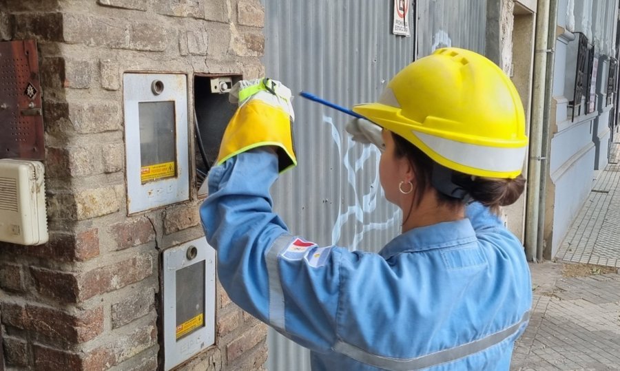 Un operario de la EPE realiza la verificación de un medidor eléctrico durante un operativo de control antifraude.