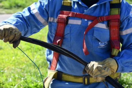 Un operario de la Empresa Provincial de la Energía realiza tareas de mantenimiento en la red eléctrica urbana. Foto de archivo.