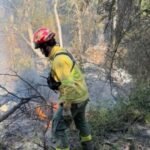 Brigadistas combaten los incendios forestales en la zona cordillerana de Chubut, donde las altas temperaturas complican las tareas de control.
