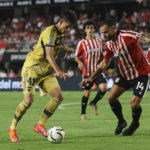 Disputa del balón entre jugadores de Estudiantes y Boca Juniors durante un intenso pasaje del partido en La Plata. Foto de archivo.
