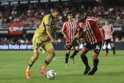 Disputa del balón entre jugadores de Estudiantes y Boca Juniors durante un intenso pasaje del partido en La Plata. Foto de archivo.