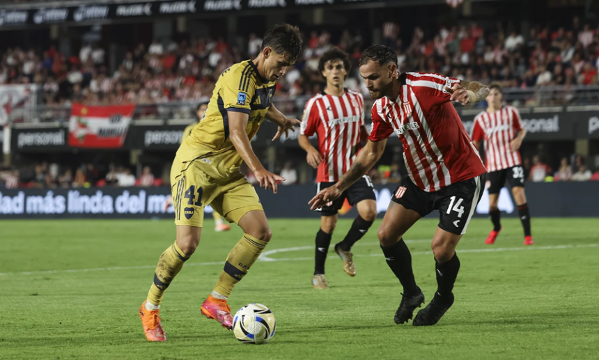Disputa del balón entre jugadores de Estudiantes y Boca Juniors durante un intenso pasaje del partido en La Plata. Foto de archivo.