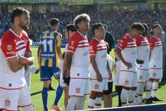 Jugadores de Estudiantes se giran de espaldas durante el ingreso de Rosario Central al campo de juego, en el episodio que derivó en sanciones disciplinarias para los futbolistas involucrados.