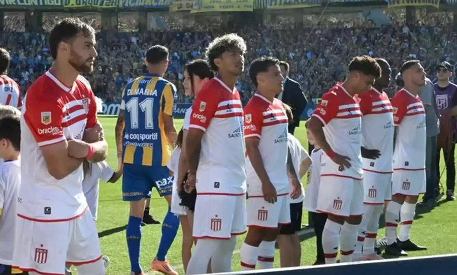 Jugadores de Estudiantes se giran de espaldas durante el ingreso de Rosario Central al campo de juego, en el episodio que derivó en sanciones disciplinarias para los futbolistas involucrados.