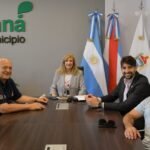 El CEO de Litoral Rugby, Carlos Fertonani, junto a la intendenta de Paraná, Rosario Romero, durante la reunión por la presentación de Capibaras XV.
