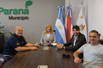 El CEO de Litoral Rugby, Carlos Fertonani, junto a la intendenta de Paraná, Rosario Romero, durante la reunión por la presentación de Capibaras XV.