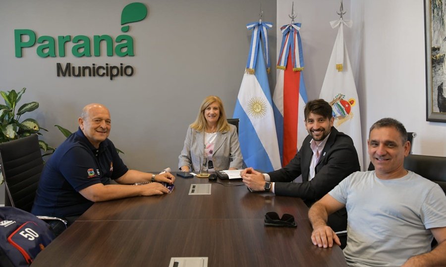 El CEO de Litoral Rugby, Carlos Fertonani, junto a la intendenta de Paraná, Rosario Romero, durante la reunión por la presentación de Capibaras XV.