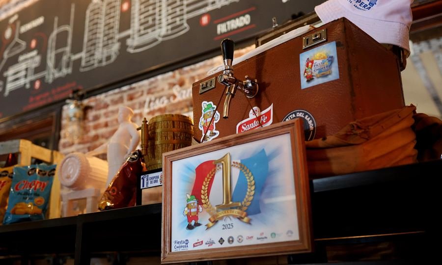La Fiesta de la Chopera reúne a vecinos y visitantes en un patio cervecero que celebra la tradición y la identidad santafesina.