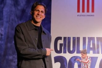 El delantero argentino Giuliano Simeone celebra su continuidad en el Atlético de Madrid tras acordar una renovación a largo plazo.