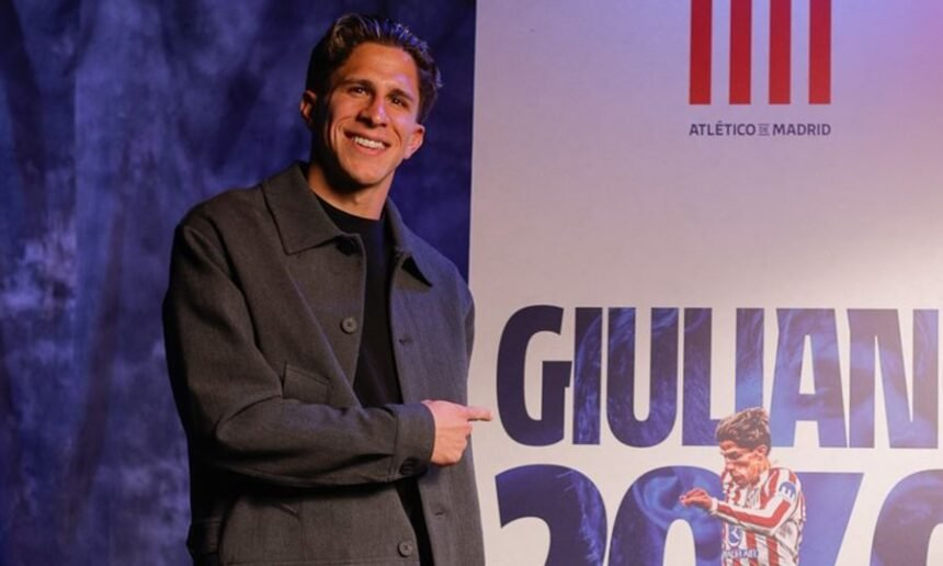 El delantero argentino Giuliano Simeone celebra su continuidad en el Atlético de Madrid tras acordar una renovación a largo plazo.