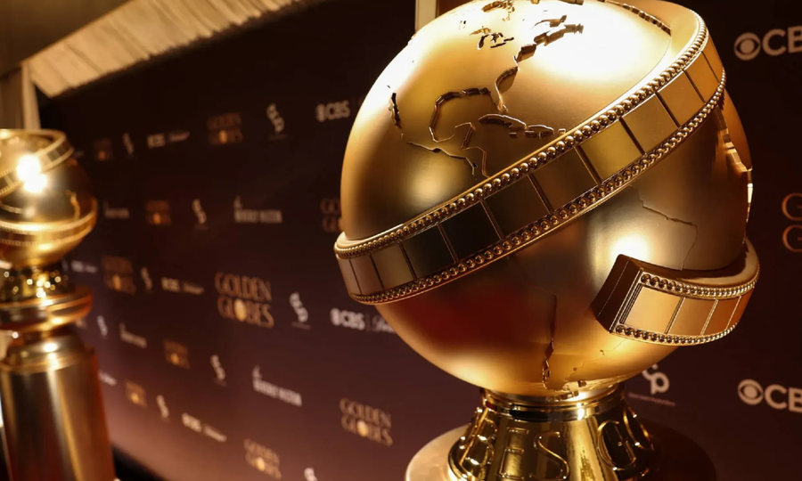 La estatuilla del Globo de Oro, símbolo de excelencia en cine y televisión, durante una de las galas más esperadas de la temporada de premios.