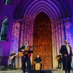 Un número artístico sobre el escenario del Festival Folklórico de Guadalupe, con la Basílica como fondo, en una de las ediciones anteriores del tradicional encuentro cultural santafesino.