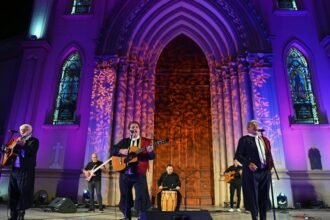 Un número artístico sobre el escenario del Festival Folklórico de Guadalupe, con la Basílica como fondo, en una de las ediciones anteriores del tradicional encuentro cultural santafesino.