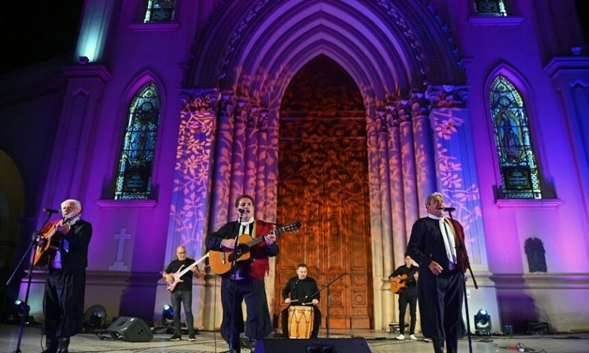 Un número artístico sobre el escenario del Festival Folklórico de Guadalupe, con la Basílica como fondo, en una de las ediciones anteriores del tradicional encuentro cultural santafesino.