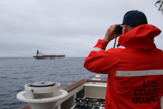 Un buque petrolero navega en aguas internacionales durante una operación de control marítimo vinculada a sanciones económicas.