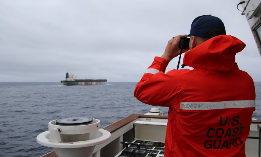 Un buque petrolero navega en aguas internacionales durante una operación de control marítimo vinculada a sanciones económicas.