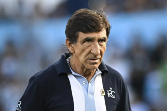 El entrenador de Racing, Gustavo Costas, en un encuentro oficial de la Academia.