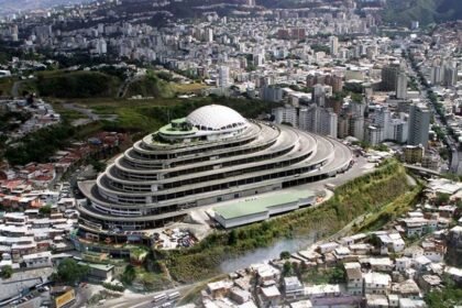 Vista del edificio del Helicoide, en la ciudad de Caracas, uno de los centros de detención más emblemáticos de Venezuela, señalado por organismos de derechos humanos por denuncias de torturas y tratos crueles.