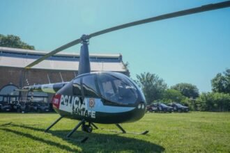 Helicóptero policial recientemente incorporado a la flota provincial, en tierra, listo para integrarse a los operativos de seguridad en Rosario.
