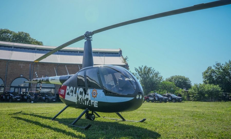 Helicóptero policial recientemente incorporado a la flota provincial, en tierra, listo para integrarse a los operativos de seguridad en Rosario.