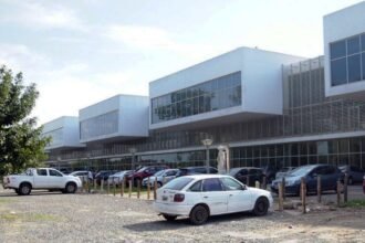 Fachada del Nuevo Hospital Iturraspe, ubicado en el sector norte de la ciudad de Santa Fe, uno de los principales centros de atención de la salud pública de la región.