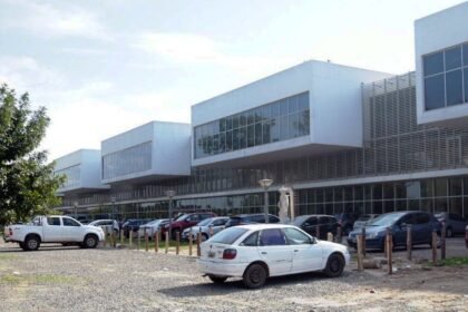 Fachada del Nuevo Hospital Iturraspe, ubicado en el sector norte de la ciudad de Santa Fe, uno de los principales centros de atención de la salud pública de la región.