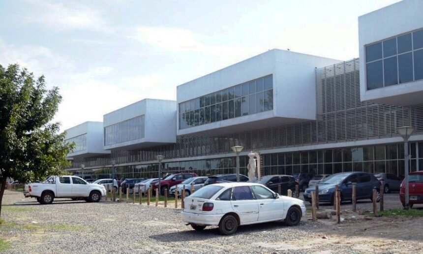 Fachada del Nuevo Hospital Iturraspe, ubicado en el sector norte de la ciudad de Santa Fe, uno de los principales centros de atención de la salud pública de la región.