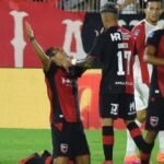 El festejo de Newell’s tras el gol de Hoyos, que selló el empate ante Independiente en el Coloso Marcelo Bielsa.